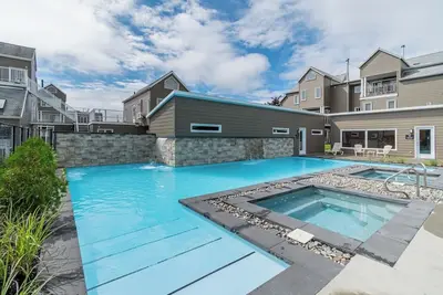 Image de Condo: Heated pool & spa + gym + fireplace + Ac