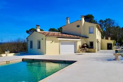 Image de grande villa au calme spacieuse pays de Fayence