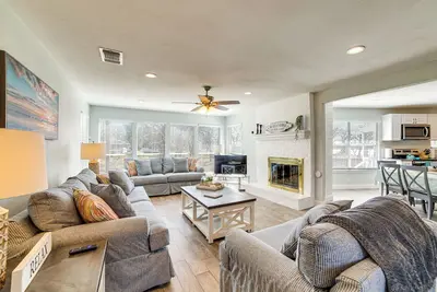 Image de Lakeside Retreat: Large Spacious Home w/ Game Room