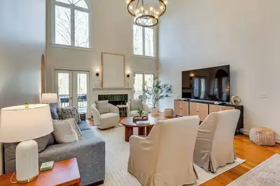 Image de Serene Lake Lanier Home: Walk to Dock & Fire Pit