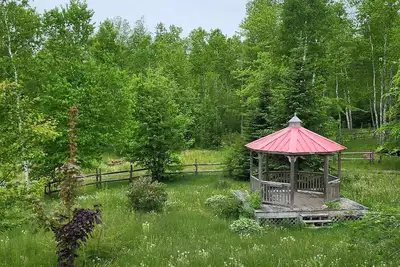 Image de Chalet Spa Hideaway! Private forest getaway with nordic spa.