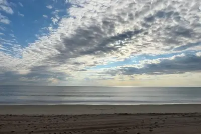 Image de Comfy, family friendly beach house across the street from the beach!