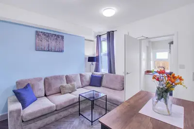 Modern 4-Bed Home | Smart Tv | Garden
