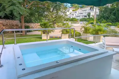 Getaway for 2 with Private Jacuzzi - 3 min Beach
