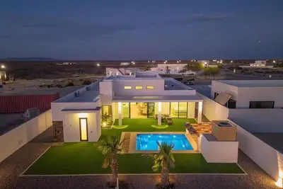 Image de Ocean Breeze Home for 16 guests!