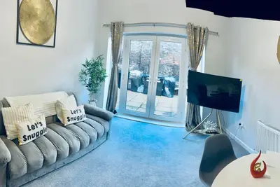 Image de 1 Br Ground Floor Apt - Patio Access in Strood