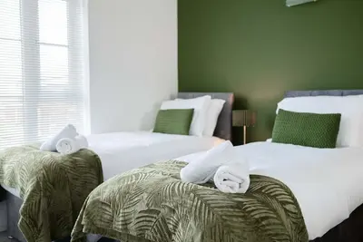 Image de 3 Bed Townhouse | Secure Parking | Sleeps 9