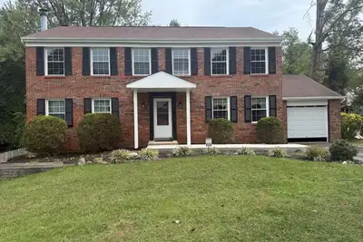 Image de 4br Home with TVs, 2. 5 bath, 6 bed, pool, Game-room, Gym-room in Bowie Md