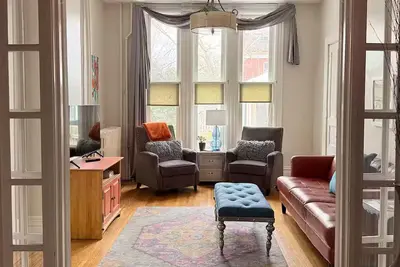 Image de Quirky 1 Br apt, Fireplace, Private entry, Laundry