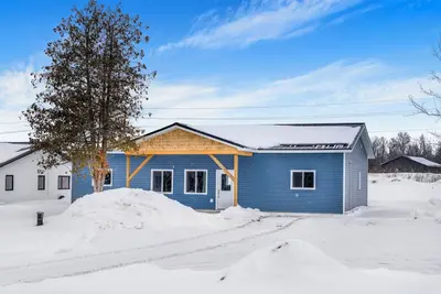 Image de 5 minutes to Rice Lake, brand new home, clean and cozy!