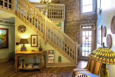 Image de Best Location in Historic Downtown