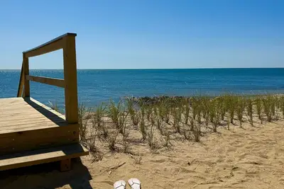 Image de Charming 2br cottage in Dennis Port, steps from the beach with ocean views.