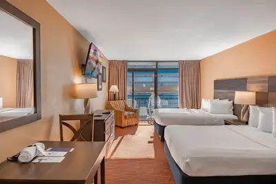Image de Roomy Double Queen Suite! Steps from the Beach-Landmark 1006
