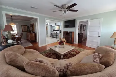 Image de Cozy 2br/2Bath House Near Round Top Venues Perfect Girls Trip WiFi + Parking