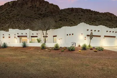 Image de Falling Star by LuxeKey: Southwest Charm w/ Mountain Views & Pool
