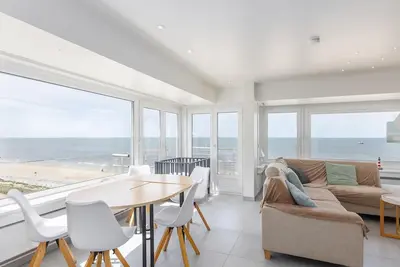 Image de Appartement lumineux   vue frontale sur la mer