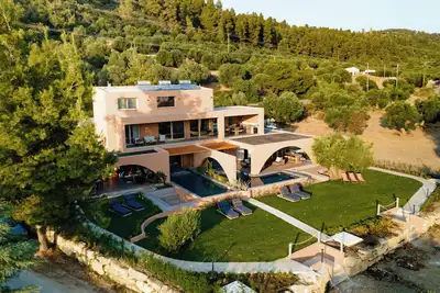 Image de AKTIELIABeachfront-9 Bdrs, 3 Pools, Sunlit Elegance/Euphoria Complex