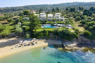 Image de Villa Pathos: Beachfront Bliss with Pool & Panoramic Views/3 bdrs