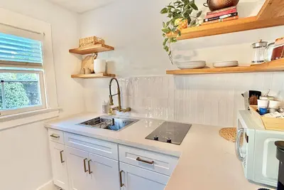 Image de Coastal Beach Bungalow walking distance to beach, coffee, and restaurants