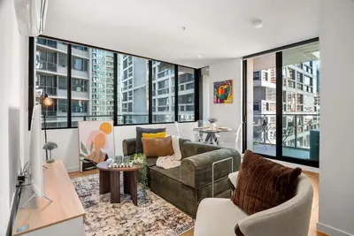 Image de High Floor 2br w/ Balcony • Near Cbd • Pool & Gym