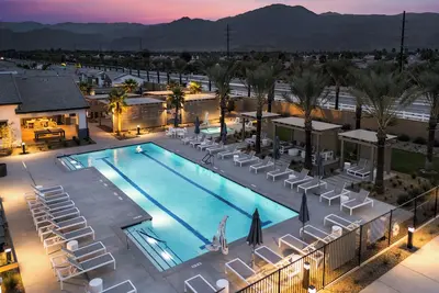 Image de Resort Pool + Hot Tub + Gym + Coworking Lounge + Firepit | Summerwell