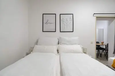 Quiet • 4 Guests • 24/7 Check-in • Netflix • 35m²