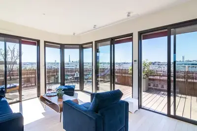 Image de Appartement avec une grande terrasse face à la tour Eiffel. Unique!