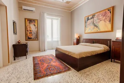 Image de GuestHost - Roomy apartment of 135 sqm, for up to 6 people, located on the 1st floor of a building (No lift). The apartment is located in a strategic area as it is only 300 meters from the historic center of Trapani and 400 mt from the Port of Trapani fr