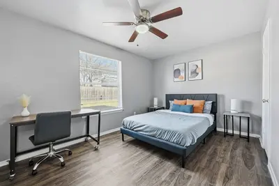 Image de Comfortable 1-bed w/ hardwood-style floors