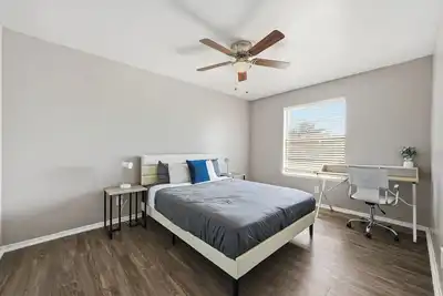 Image de Bright two-bed w/upgraded fixtures