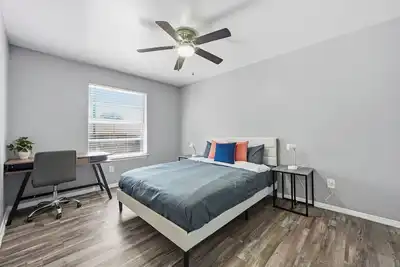 Image de 2-bedroom with large living area