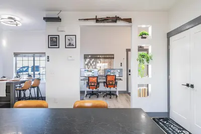 Image de 2 King Beds • 5 Min to Spokane Airport • Near Casino & Fairchild • Free Laundry