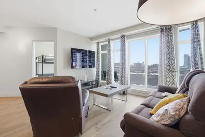 Quest - Stylish Condo Near Ice District + Parking