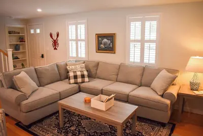 Image de Modern and Clean Four Bedroom House -nestled in conservation land!