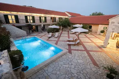 Image de Dvori Jokic – Villa élégante avec piscine privée chauffée pres de la mer