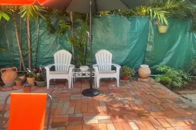 Image de Charming Cottage with Courtyard Garden, Walk to Beaches and  Embassies