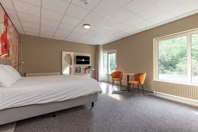 Image de Swim and Stay — Indoor Pool, Free Parking, and Great Games Right Inside