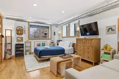 Image de New! Fully Updated Jr. 1 Bed, Steps from Lincoln Park by AllSet Turnover