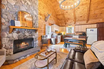 Image de 10 Acre County Line Cabin - Private Pond & Firepit