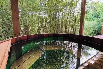 Image de Lodge haut de gamme avec bain nordique privatif au bord du canal à 1h15 de Paris