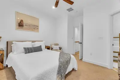 Image de Uptown Modern Muse - Walk to Stadiums & Uptown- 2br w/Parking