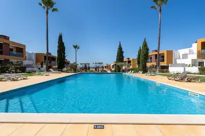 Image de Vitismar Ii com piscina, jardim e garagem