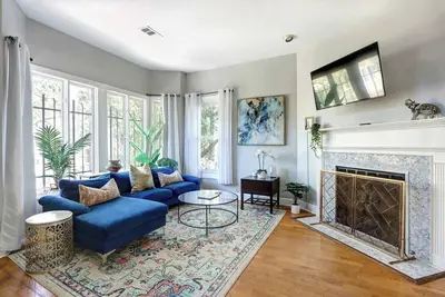 Image de Hunter's Knoll on Rainbow Row | Walk to Forsyth