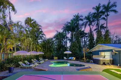 Image de Bradenton Beach Club - Poolside + Estate Bunkroom