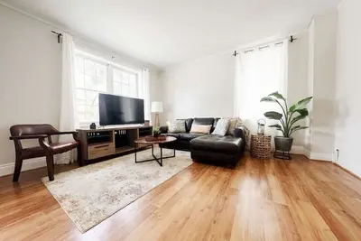 Hidden Gem Steps From River, Restos, Cafés, Parks