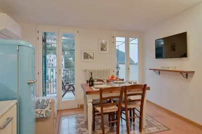 Image de GuestHost - A cozy 100 square meters apartment, perfect for four people, located between the first and third floors of a typical Cinque Terre townhouse (No elevator). The property, thanks to a large terrace, enjoys fantastic views of the sea and mountains