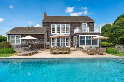 Image de Inviting Bridgehampton retreat featuring a private pool, ideal for friends. . .