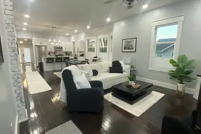 Image de Nattie The Contemporary Craftsman -Spacious & Cozy- Close to Medical Facilities