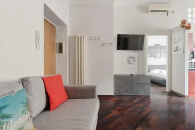 Image de Cozy 50m2 apartment located on the second floor of a building with lift, ideal for 4 people. The area is well equipped with the main services and allows you to quickly reach the most important attractions thanks to the presence of various bus, tram and me