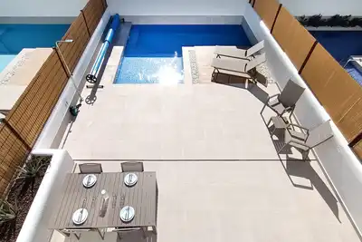 Image de Villa avec piscine privée, barbecue et grande terrasse